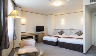 TWIN ROOM