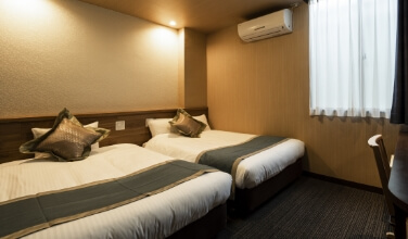 TWIN ROOM