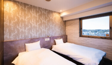 TWIN ROOM