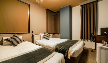 TWIN ROOM