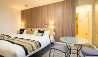 TWIN ROOM