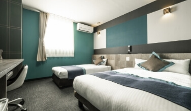 TWIN ROOM