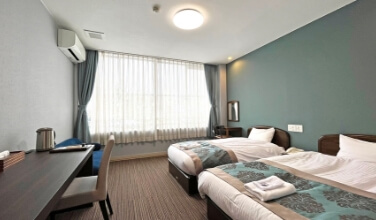 TWIN ROOM
