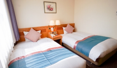 TWIN ROOM