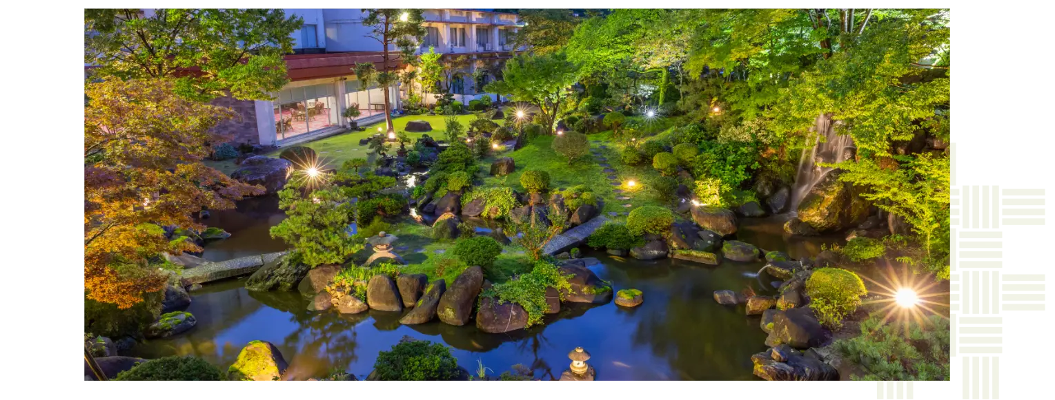 夜のライトアップされた大庭園